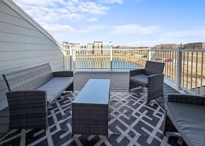 Furnished 4br Townhome Pickleball Court & Garage Apartment Warrenville
