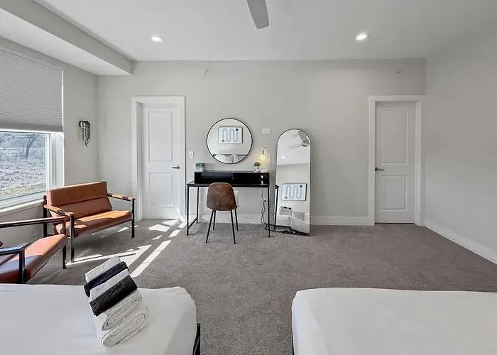 Furnished 4br Townhome Pickleball Court & Garage Apartment