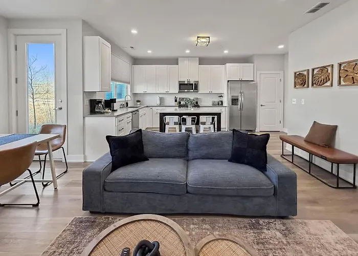 Apartment Furnished 4br Townhome Pickleball Court & Garage