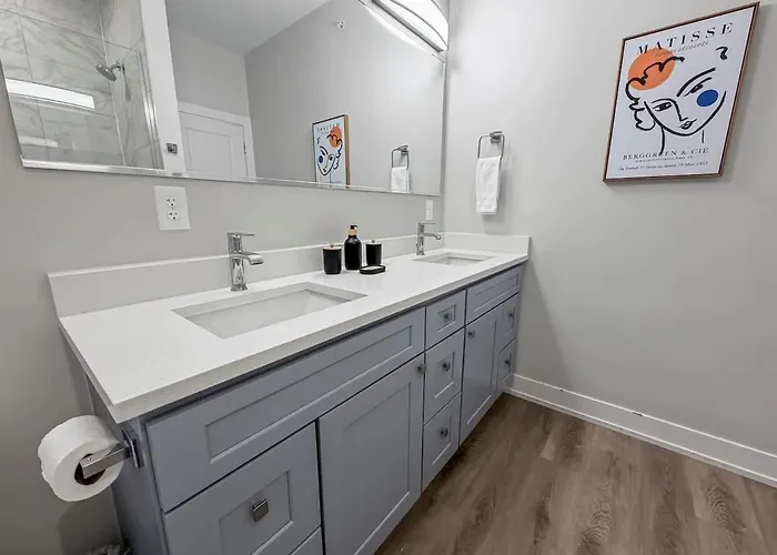 Furnished 4br Townhome Pickleball Court & Garage Apartment Warrenville