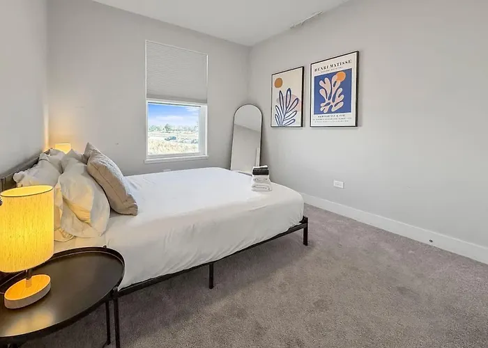 Furnished 4br Townhome Pickleball Court & Garage Apartment