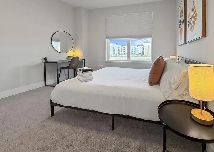 Furnished 4br Townhome Pickleball Court & Garage Warrenville