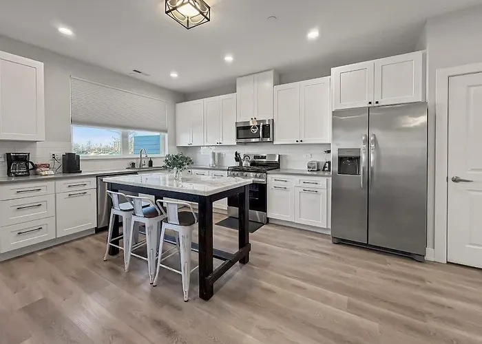 Apartment Furnished 4br Townhome Pickleball Court & Garage *