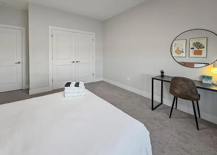 Furnished 4br Townhome Pickleball Court & Garage Apartment Warrenville