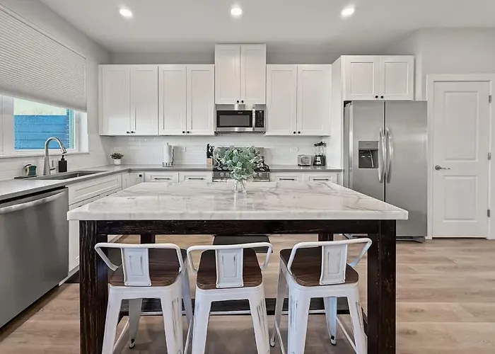 Furnished 4br Townhome Pickleball Court & Garage Apartment Warrenville