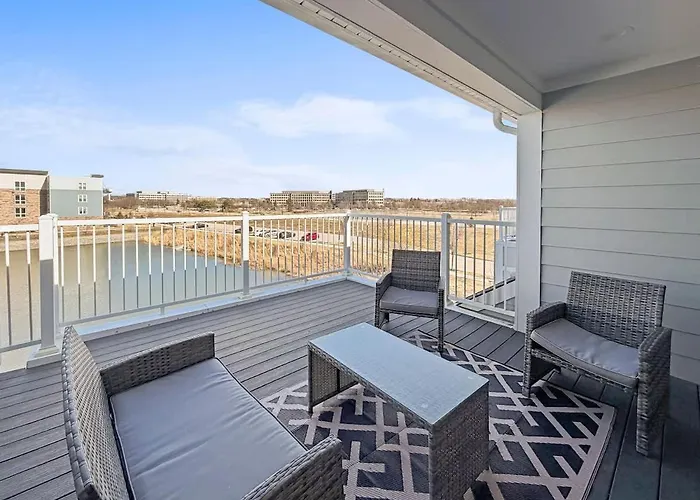 Furnished 4br Townhome Pickleball Court & Garage * Warrenville